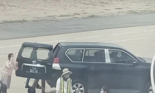 Xe biển xanh vào sát máy bay để đón ông Sơn và người nhà.