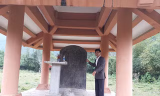 Tấm bia tại Ly cung nhà Hồ 