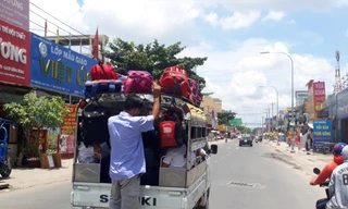 Những chuyến xe đưa đón nhồi nhét học sinh tại TPHCM. Ảnh: Ngọc Hân