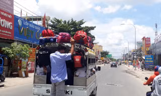 Những chuyến xe đưa đón nhồi nhét học sinh tại TPHCM. Ảnh: Ngọc Hân