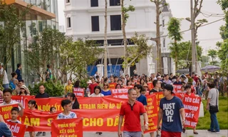 Cư dân chung cư nhiều lần xuống đường đòi quyền lợi được cấp sổ đỏ
