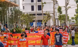 Cư dân chung cư nhiều lần xuống đường đòi quyền lợi được cấp sổ đỏ