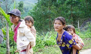 Người dân tháo chạy khi xảy ra sạt lở. Ảnh: H. Văn