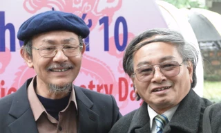 Nhà thơ Trần Ninh Hồ (bên phải) Ảnh: A.T