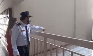 Bảo vệ chỉ hiện trường nơi ông Tín rơi xuống tử vong. Ảnh: CH