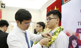 Anh Bùi Quang Huy, Bí thư T.Ư Đoàn, Chủ tịch T.Ư Hội SVVN trao Huy hiệu Tuổi trẻ sáng tạo cho quán quân Quốc gia Cuộc thi ACAWC. ẢNH: LÂM ĐĂNG HẢI