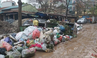 Rác chất đống, hôi hám tại chợ Vân Canh. Ảnh: Võ Hóa 