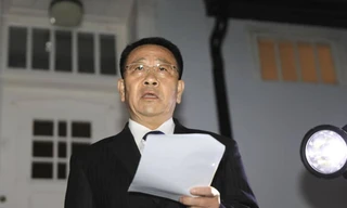 Trưởng đoàn đàm phán Triều Tiên Kim Miyong Gil phát biểu với báo chí trước Đại sứ quán Triều Tiên ở Stockholm hôm 5/10. Ảnh: Yonhap