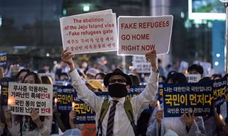 Người dân Hàn Quốc ra đường phản đối cho người Yemen cư trú tại đảo Jeju. Ảnh: Getty Images.