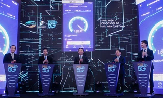 Bộ trưởng Bộ Thông tin và Truyền thông Nguyễn Mạnh Hùng, Bộ trưởng Bộ Khoa học và Công nghệ Chu Ngọc Anh cùng đại diện doanh nghiệp ấn nút thực hiện cuộc gọi 5G đầu tiên tại Việt Nam vào 10/5/2019