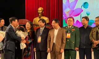 Trưởng Ban Tuyên giáo Trung ương Võ Văn Thưởng tặng hoa tân Chủ tịch Hội, NSND Trịnh Thúy Mùi Ảnh: KỲ SƠN 