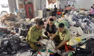 Lực lượng QLTT Hà Nội kiểm tra kho hàng có dấu hiệu buôn bán hàng giả, hàng nhái