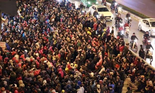 Hàng chục nghìn người tràn ra lòng đường Tây Sơn trong lễ dâng sao giải hạn của chùa Phúc Khánh Ảnh: A.T 