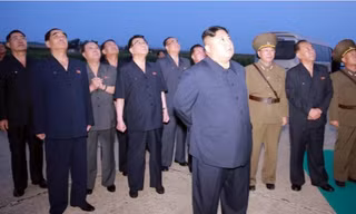 Nhà lãnh đạo Kim Jong Un và các quan chức Triều Tiên chứng kiến việc phóng thử tên lửa. Ảnh: KCNA/Reuters