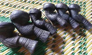 Những nét hoa văn cổ xưa của tộc người Vân Kiều như nén chặt vào chiếc tẩu 