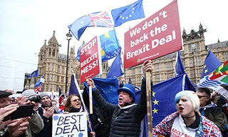 Dân Anh biểu tình phản đối thỏa thuận Brexit của Thủ tướng Theresa May. Ảnh: Independent