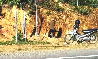 Người dân ngang nhiên phá hoại hàng rào bảo vệ cao tốc 