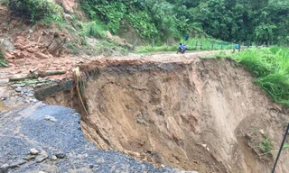 Đợi mưa lũ đầu tháng 7 khiến nhiều tuyến đường giao thông ở Lào Cai bị hư hỏng nặng
