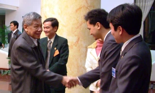 Nguyên TBT Lê Khả Phiêu về thăm Thanh Hoá , Ảnh chụp ngày 28/11/2004 