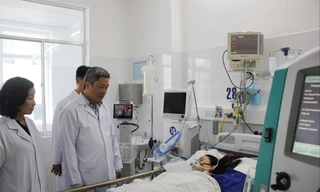 Thứ trưởng Bộ Y tế Nguyễn Trường Sơn thăm sản phụ N.T.H đang điều trị tại bệnh viện Đà Nẵng Ảnh: T.T