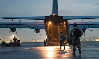 Một máy bay C-130 của quân đội Mỹ dỡ hàng tại căn cứ Yokota, Nhật Bản ngày 28/8. Ảnh: US Air Force