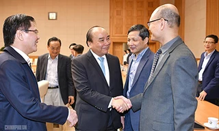 Thủ tướng cùng các thành viên Tổ tư vấn kinh tế Ảnh: Q.H