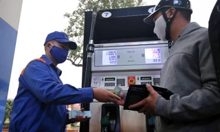 Giá dầu thế giới lao dốc, giá xăng bán lẻ giảm sâu, người tiêu dùng được hưởng lợi. Trong ảnh, người dân mua xăng tại Hà Nội chiều 15/3/2020 với giá hơn 16.000 đồng/lít Ảnh: Hoàng Mạnh Thắng 