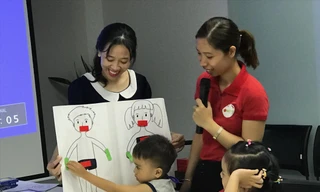 Đua nhau đưa trẻ đi học chống xâm hại