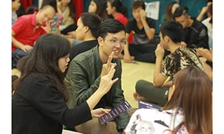 Các bạn người Điếc và người Nghe cùng làm việc nhóm thông qua ngôn ngữ ký hiệu. Ảnh: Nhã Khanh