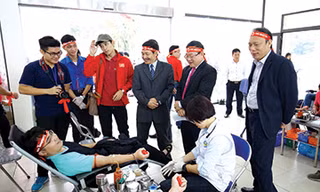 Nhà báo Lê Xuân Sơn - Tổng biên tập báo Tiền Phong (đứng thứ 2 từ phải sang) cùng PGS.TS Trần Văn Tớp, Phó hiệu trưởng Đại học Bách khoa Hà Nội (thứ 3 từ phải sang) thăm hỏi, động viên các sinh viên hiến máu tình nguyện