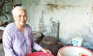 Cụ bà Huỳnh Thị Suốt, vừa đi biển, vừa làm mắm ngon nức tiếng, bà có 10 người con (5 trai, 5 gái)