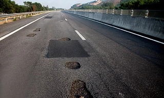 Cao tốc Đà Nẵng -Quảng Ngãi ổ gà vá tạm rất nhiều trên đường. Ảnh: Anh Tuấn.