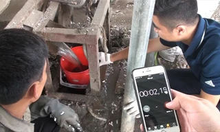 Cơ quan chức năng lấy mẫu nước thải để phân tích, giám định