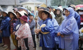 Những hộ thiệt hại nặng trong lũ lụt đến nhận quà cứu trợ