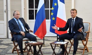 Tổng thống Pháp Macron (phải) gặp gỡ Tổng thống Nga Putin hôm 19/8 tại một địa điểm thuộc miền nam nước Pháp Ảnh: Pool/Reuters