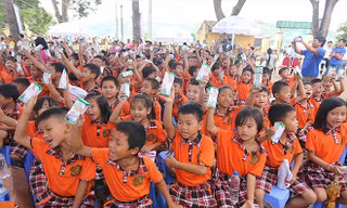 Học sinh uống Sữa học đường. Ảnh Minh họa.
