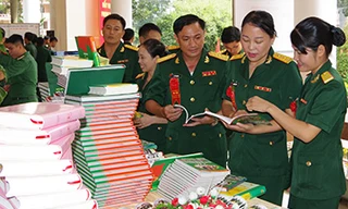 Thiếu tá Tố Loan (ngoài cùng bên phải) và đồng đội tham dự Đại hội Thi đua Quyết thắng Sư đoàn 9, tháng 8/2018. ẢNh: NVCC