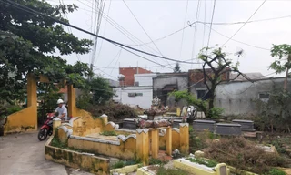 Hàng ngàn ngôi mộ xen lẫn khu dân cư tại phường Hòa Khánh Nam (Liên Chiểu, Đà Nẵng) Ảnh: Nguyễn Thành 