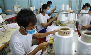 Người lao động mong sớm có lương thưởng Tết 2019 để yên tâm làm việc (ảnh chụp tại Công ty TNHH Minh Hưng Long, Q.9)