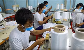 Người lao động mong sớm có lương thưởng Tết 2019 để yên tâm làm việc (ảnh chụp tại Công ty TNHH Minh Hưng Long, Q.9)