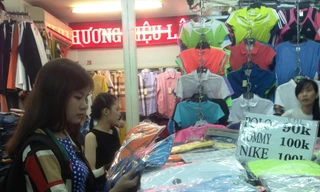 Người tiêu dùng dễ dàng mua “hàng hiệu, giá bèo” tại nhiều TTTM lớn ở TPHCM 