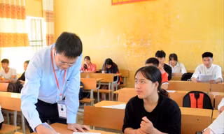 Thứ trưởng Bộ GD&ĐT Lê Hải An động viên học sinh đang ôn thi tại Cao Bằng. Ảnh: N.H