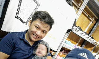 Anh Lê Thành Trung (đội mũ) bế Bình An được CLB cứu sống. Ảnh: NVCC