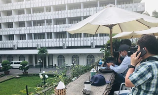 Các phóng viên săn tin về hội nghị thượng đỉnh tại Hà Nội. Ảnh: Lan Anh