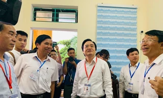 Bộ trưởng Phùng Xuân Nhạ kiểm tra công tác chuẩn bị thi tại 1 điểm thi ở Hà Nội