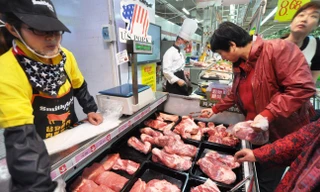 Mỹ muốn Trung Quốc ngay lập tức tăng mua nông sản Mỹ. Trong ảnh: Người dân thành phố Trịnh Châu, Hà Nam mua thịt lợn nhập khẩu từ Mỹ trong siêu thị Ảnh: chinaplus.cri.cn