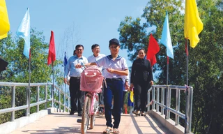  Những em học sinh giờ có thể đến trường không vất vả như trước