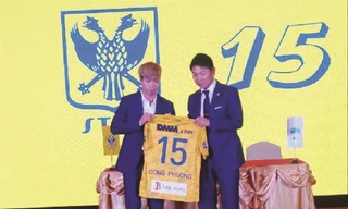 Công Phượng tại buổi ký kết hợp đồng sang Bỉ thi đấu. Ảnh: T.VŨ