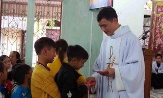 Kinh Thánh chuyển trọng tâm từ “tri thức là sức mạnh” sang trọng tâm “tiên học lễ hậu học văn”. Ảnh: Hớn hở khoanh tay chờ đến lượt Ảnh: HQD