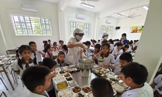 Bữa cơm bán trú của học sinh Trường Tiểu học Trần Thị Bưởi (quận 9, TPHCM)Ảnh: Nguyễn Dũng